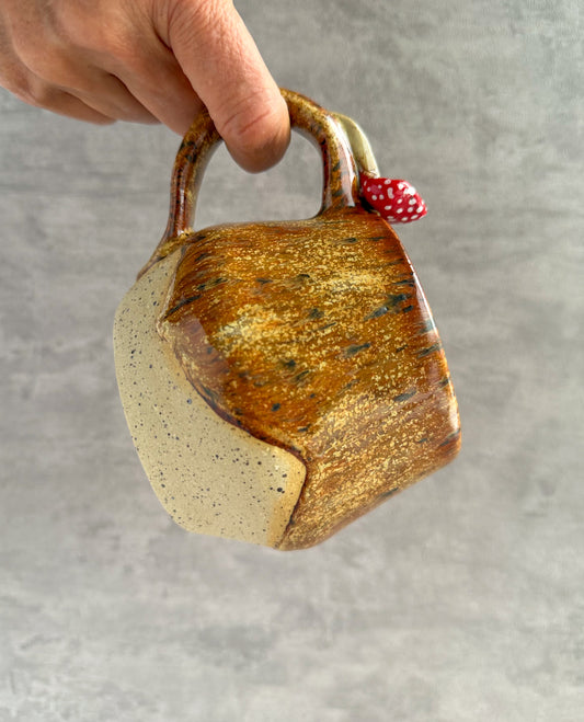Mushroom thumb mug 1